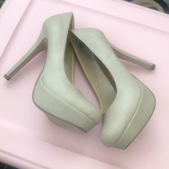 Pumps/ heels - Picture 2 of 3